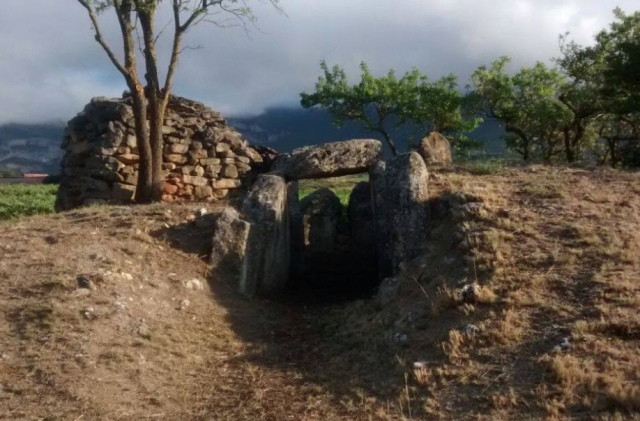 visita el dolmen situado en nuestro campo